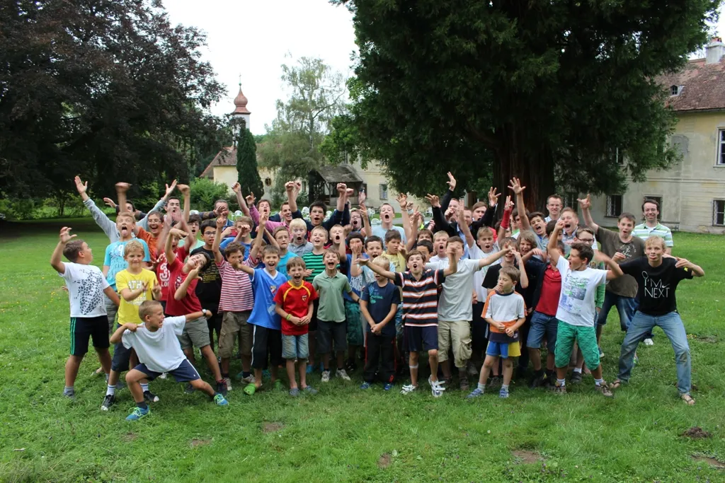 Große Gruppe fröhlicher Kinder im Garten