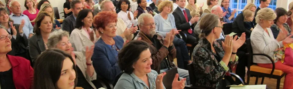 Applaudierendes Publikum bei einer Kulturveranstaltung